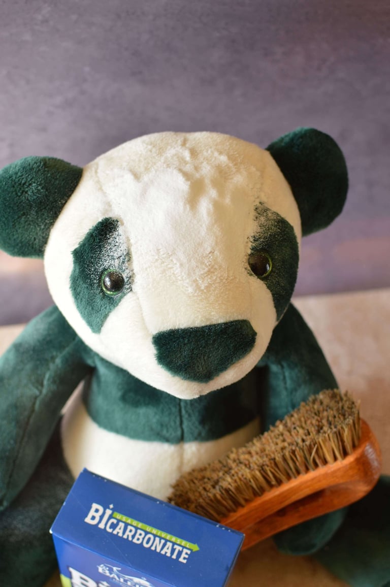 Nettoyage naturel d’une peluche avec bicarbonate de soude