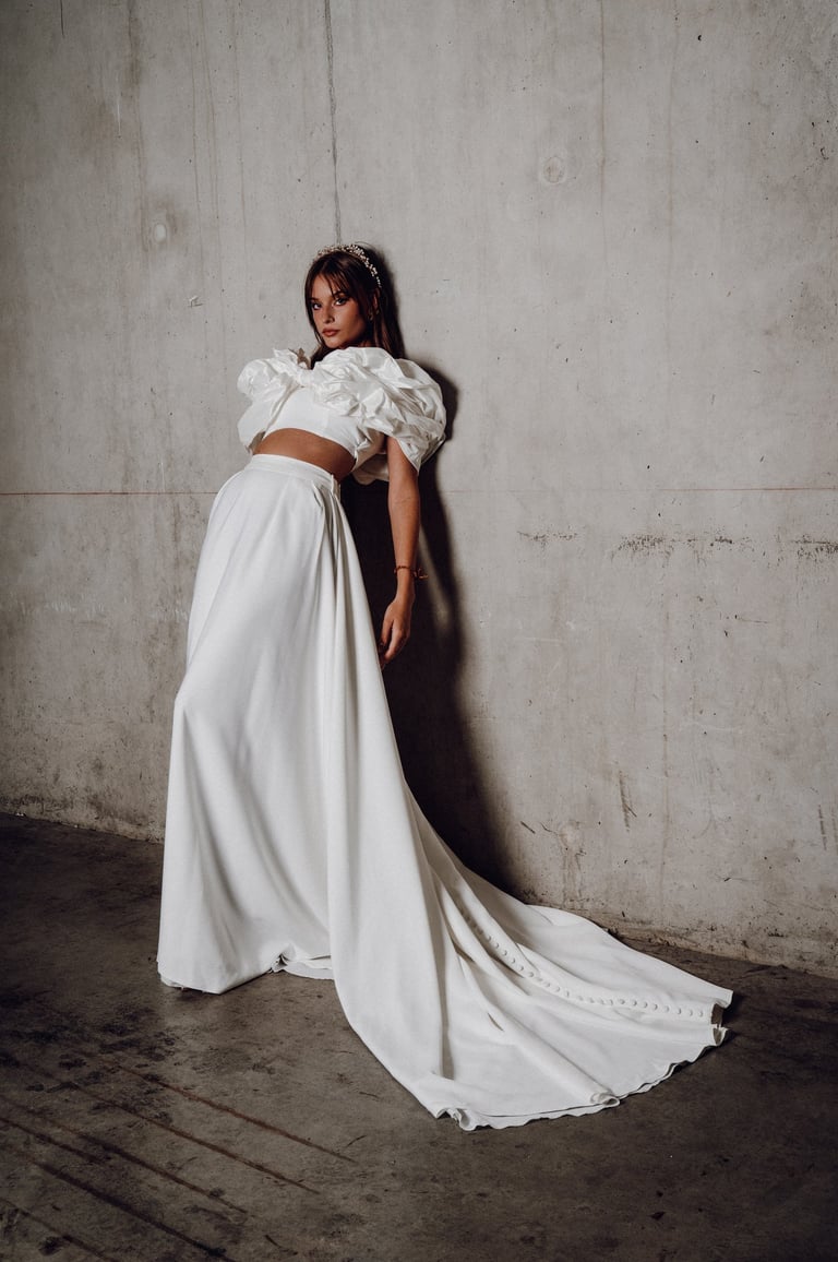 Robe de mariée moderne deux pièces, top manches bouffantes et jupe fluide, style minimaliste chic, O