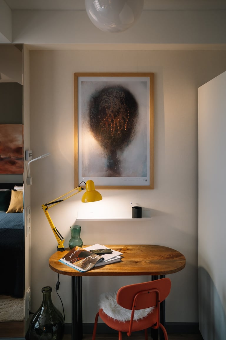 Рабочий уголок в спальне