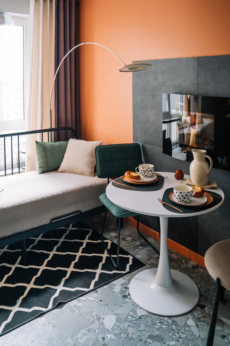 яркая стильная обеденная зона