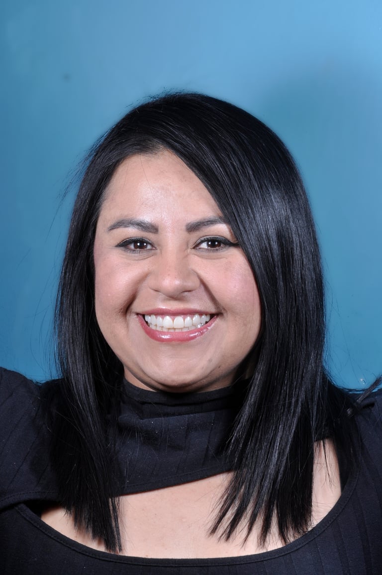 Paciente sonriendo después de un diseño de sonrisa estético realizado por el Dr. Leo en Guadalajara