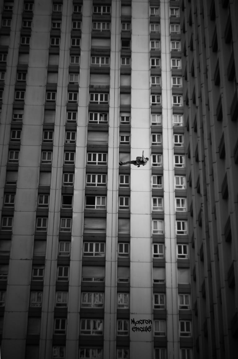 Un homme chute entre les immeubles