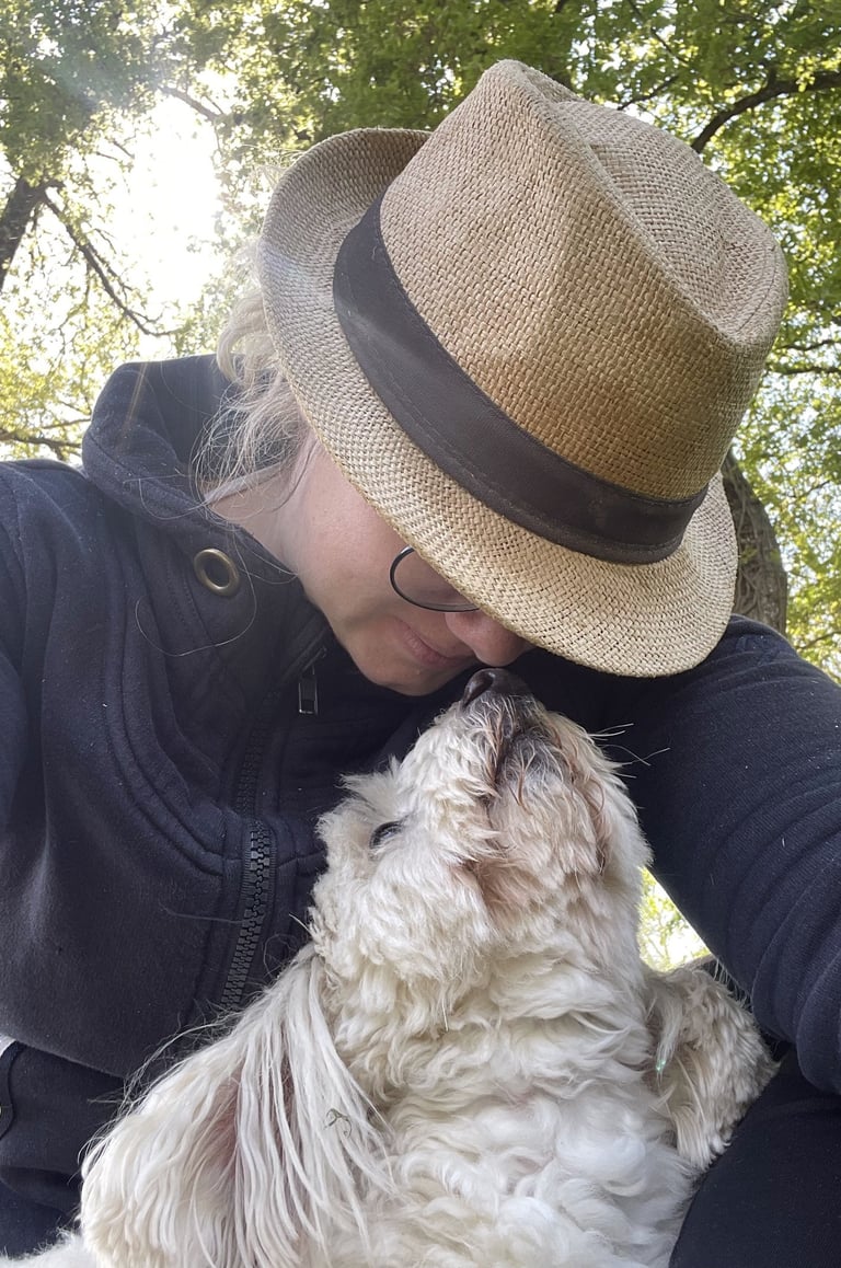 complicité entre un chien et sa propriétaire