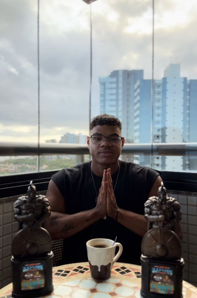 homem feliz com dois troféus