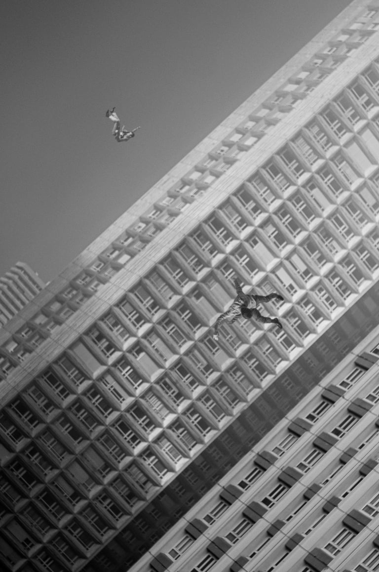 Des hommes planent entre les immeubles d'une cité