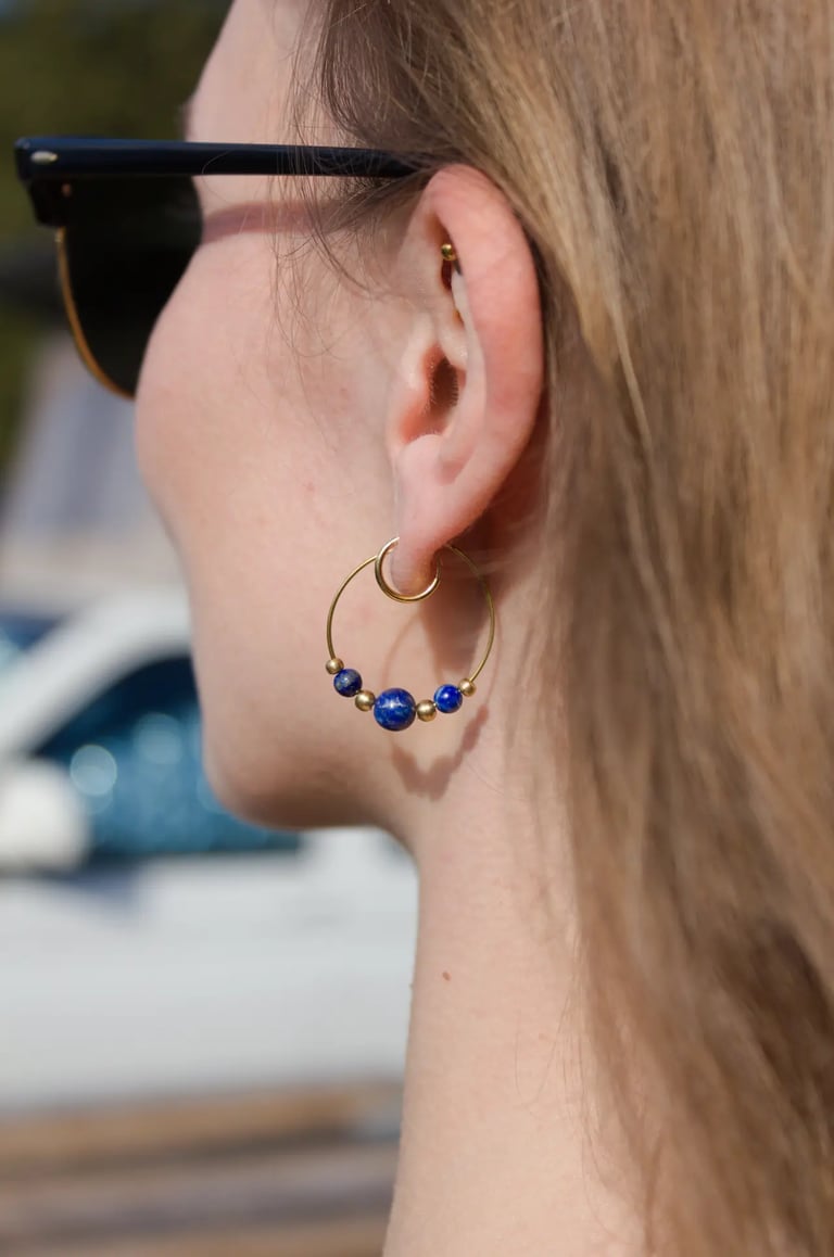 Goldene Creolen mit blauen Perlen, handgemachter Schmuck