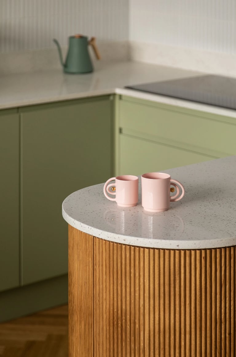 Fotografia detalu: bliskie ujęcie na lastryko i różową ceramikę.