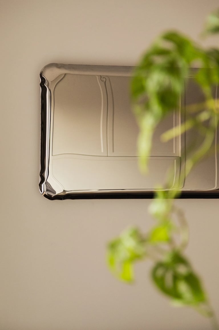 Fotografia produktowa – lustro Tafla Zieta Studio. Detale i wykończenie stali FIDU.