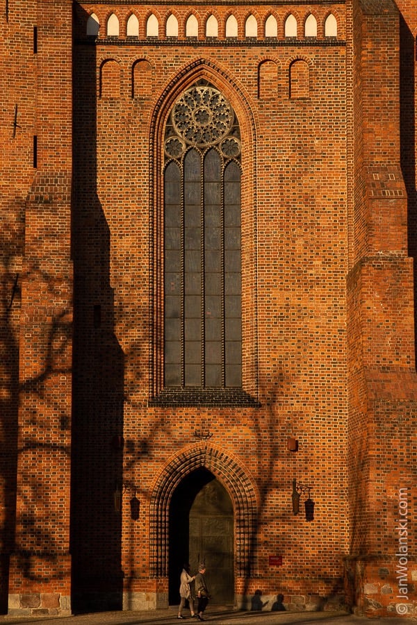 Część głównej fasady Katedry Poznańskiej