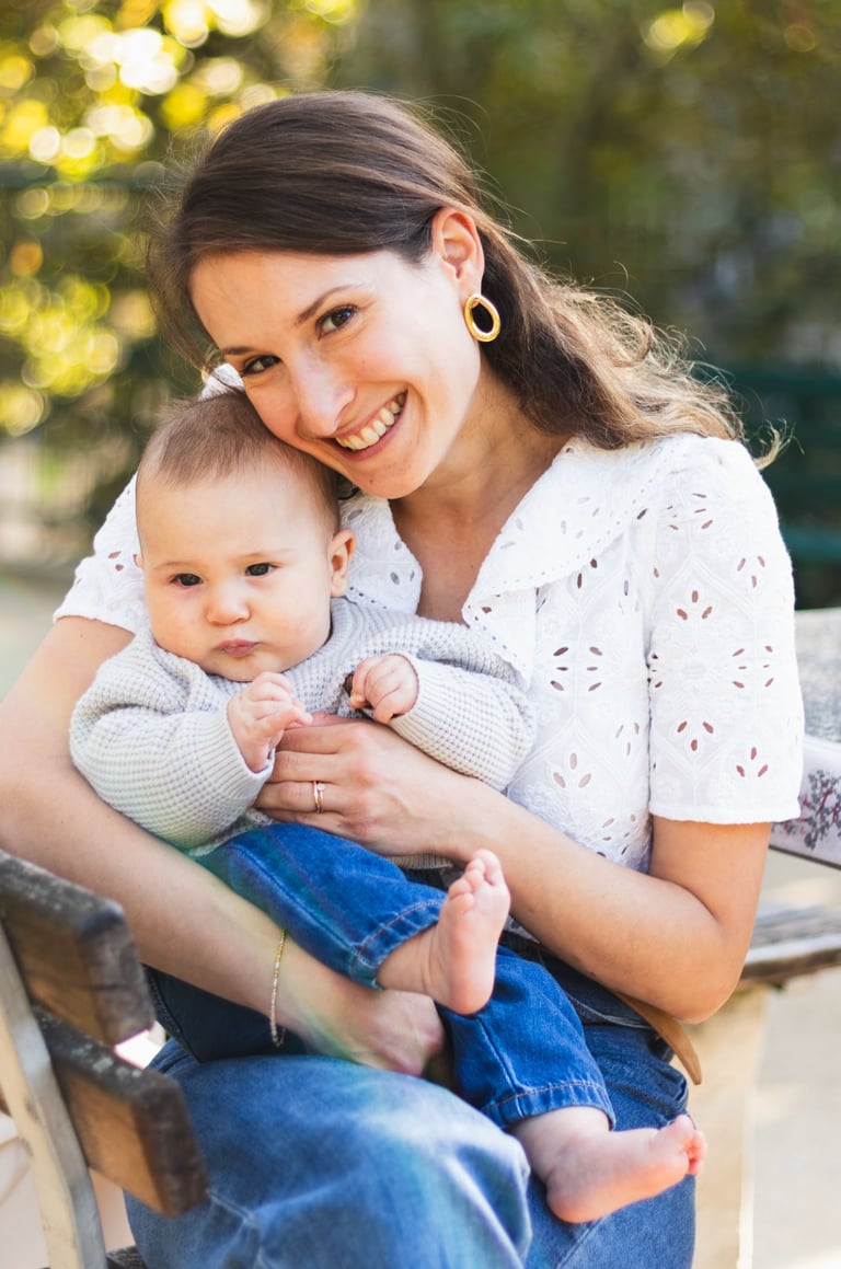 Maman souriante avec son bébé en extérieur, séance Paris 12