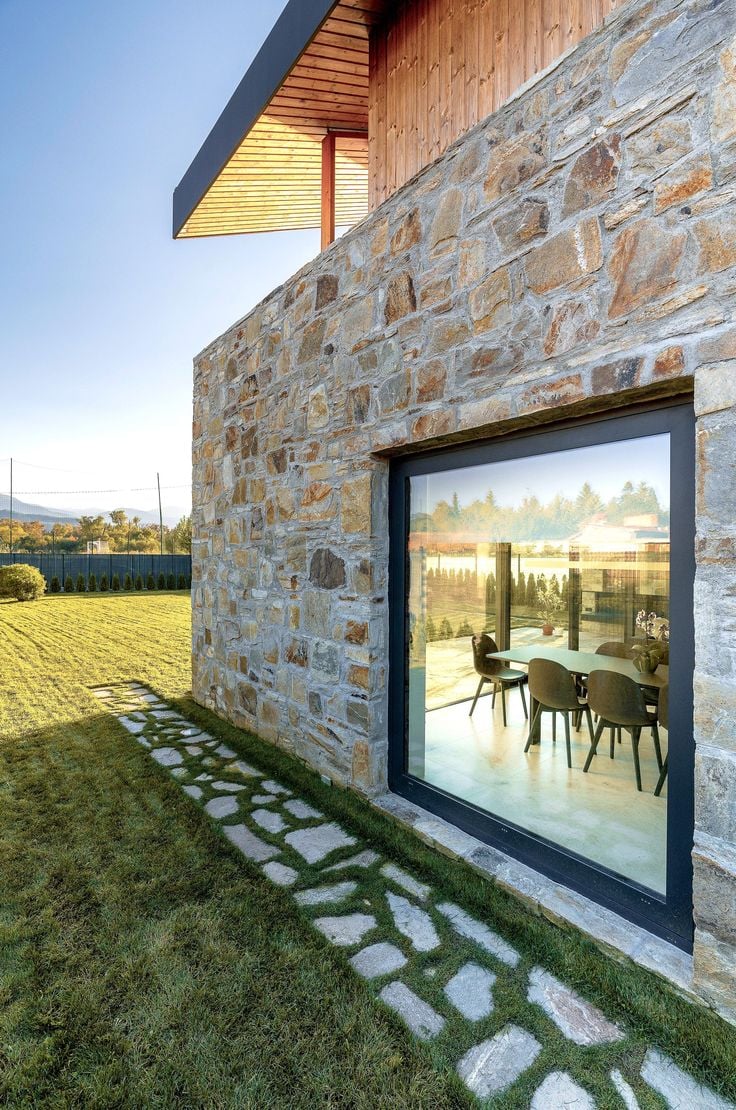 taş ev dış mekân duvar kaplama çalışması