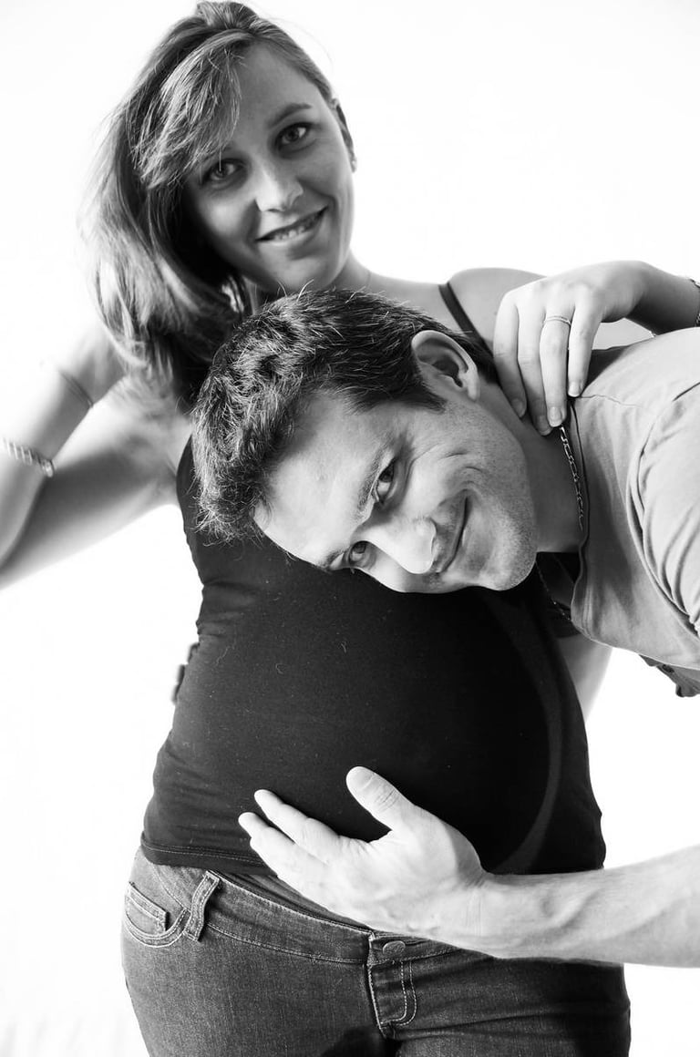 Photo de grossesse d'un couple souriant en noir et blanc prise par jlacostephoto photographe à Dijon