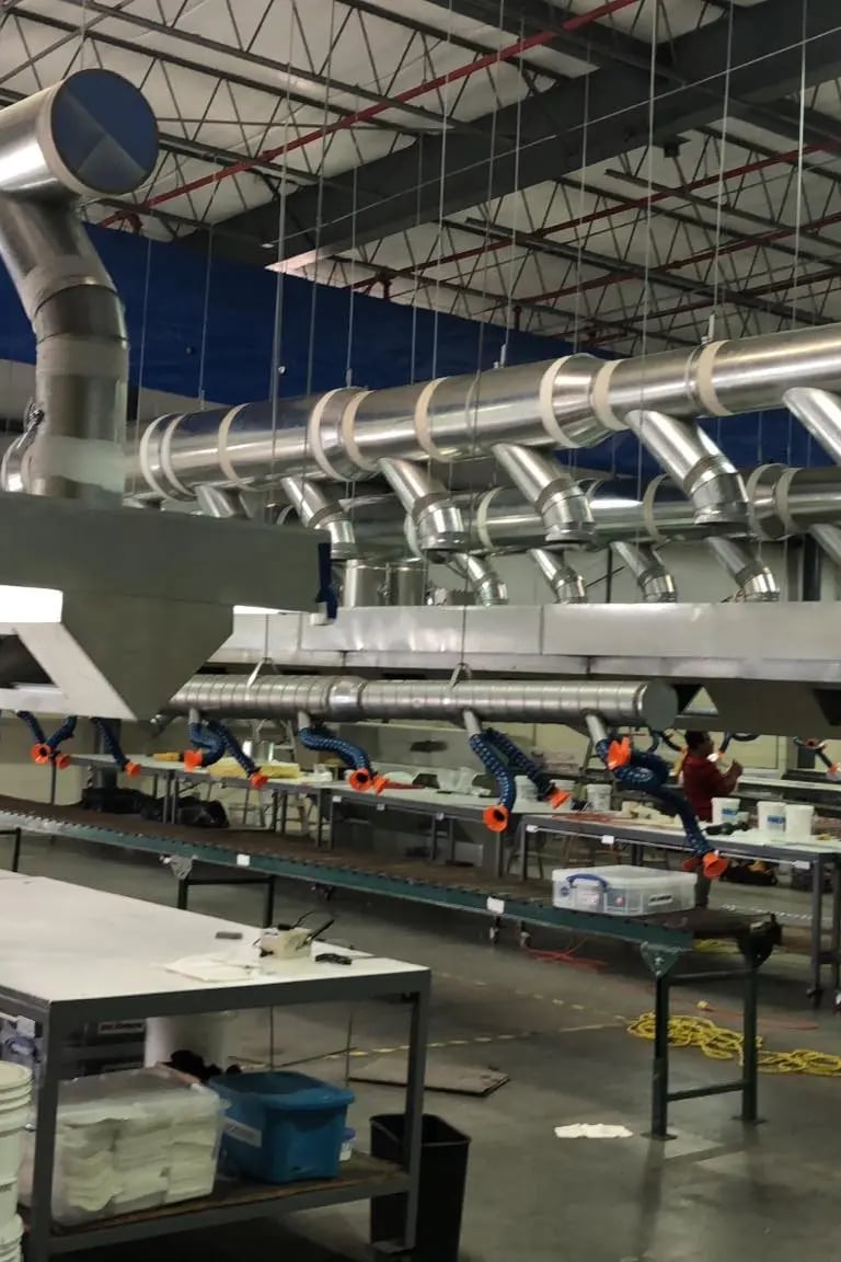 Sistema de extracción de acero galvanizado sobre línea de producción en nave industrial de Mexicali