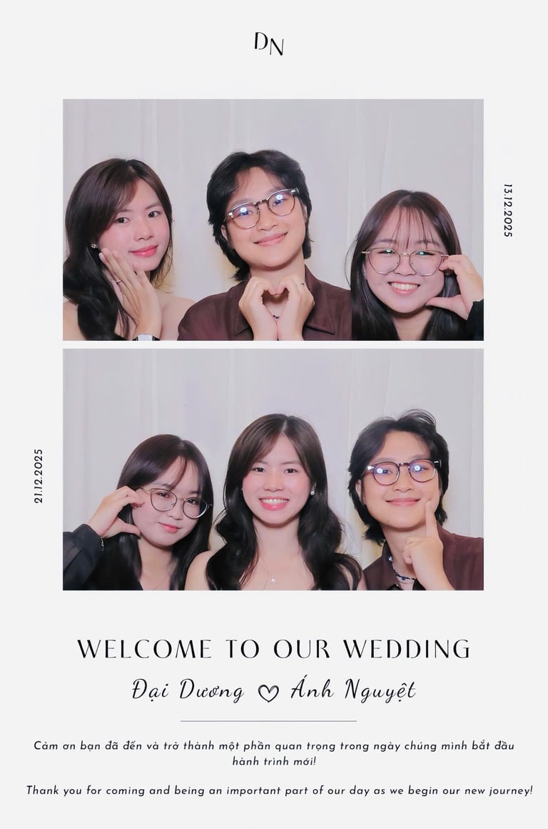 Ảnh khách chụp photobooth với nụ cười rạng rỡ