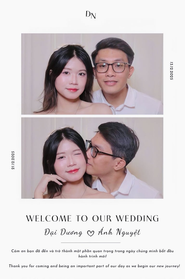 Ảnh khách chụp photobooth với nụ cười rạng rỡ