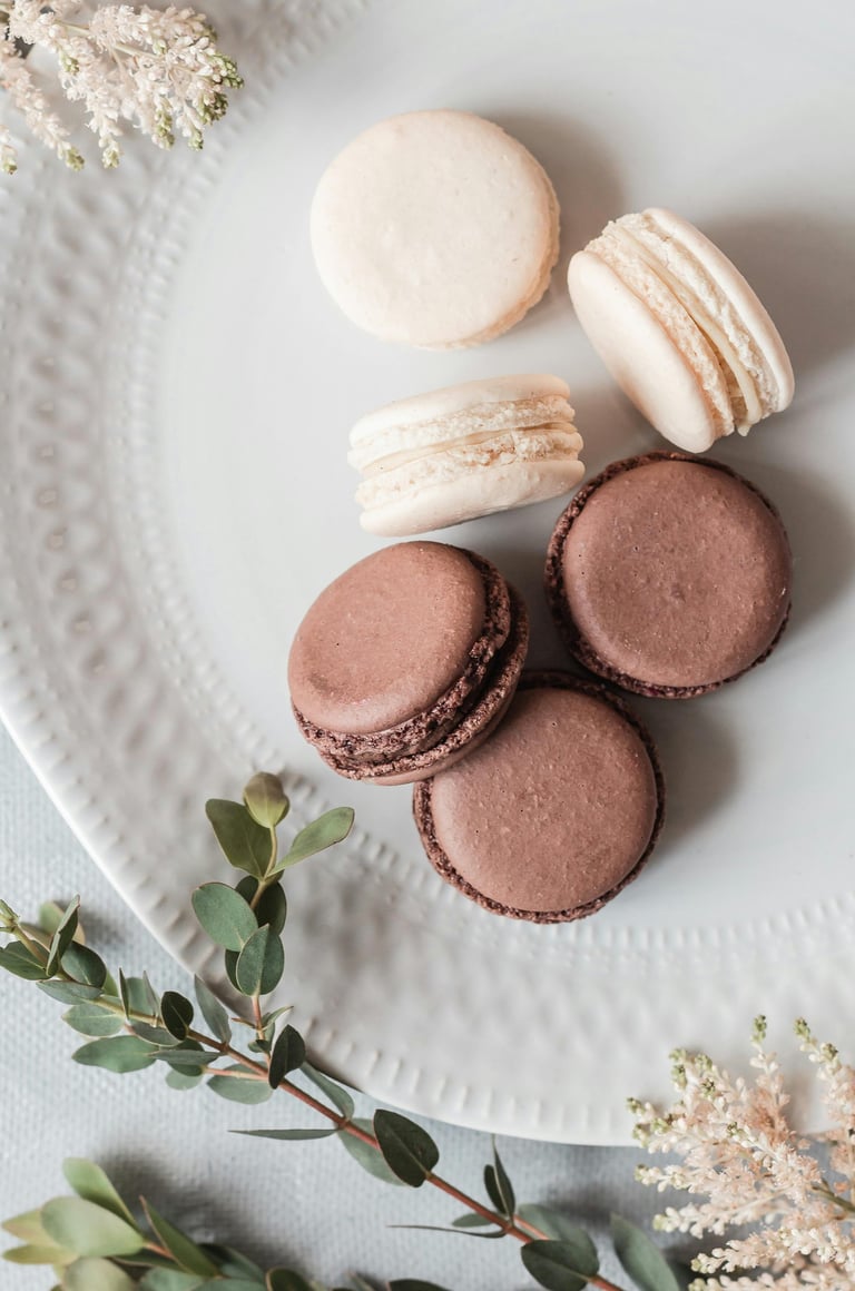 Macarons chocolat et vanille posés dans une assiette