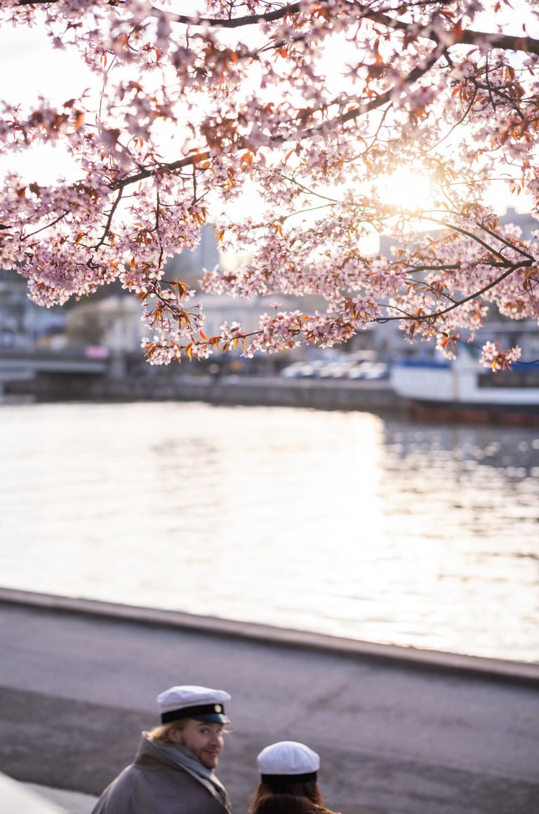 Vappu jokirannassa kirsikkapuiden alla 30.04.2025