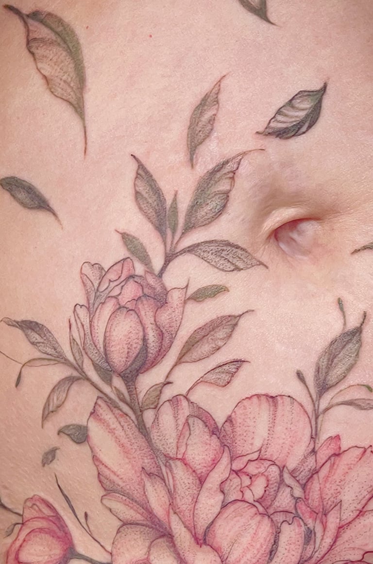  Tatouage fineline de pivoine aux couleurs pastel, recouvrant des vergetures sur le ventre, délicat 