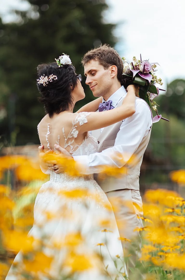 Séance couple romantique à domicile dans un jardin fleuri.