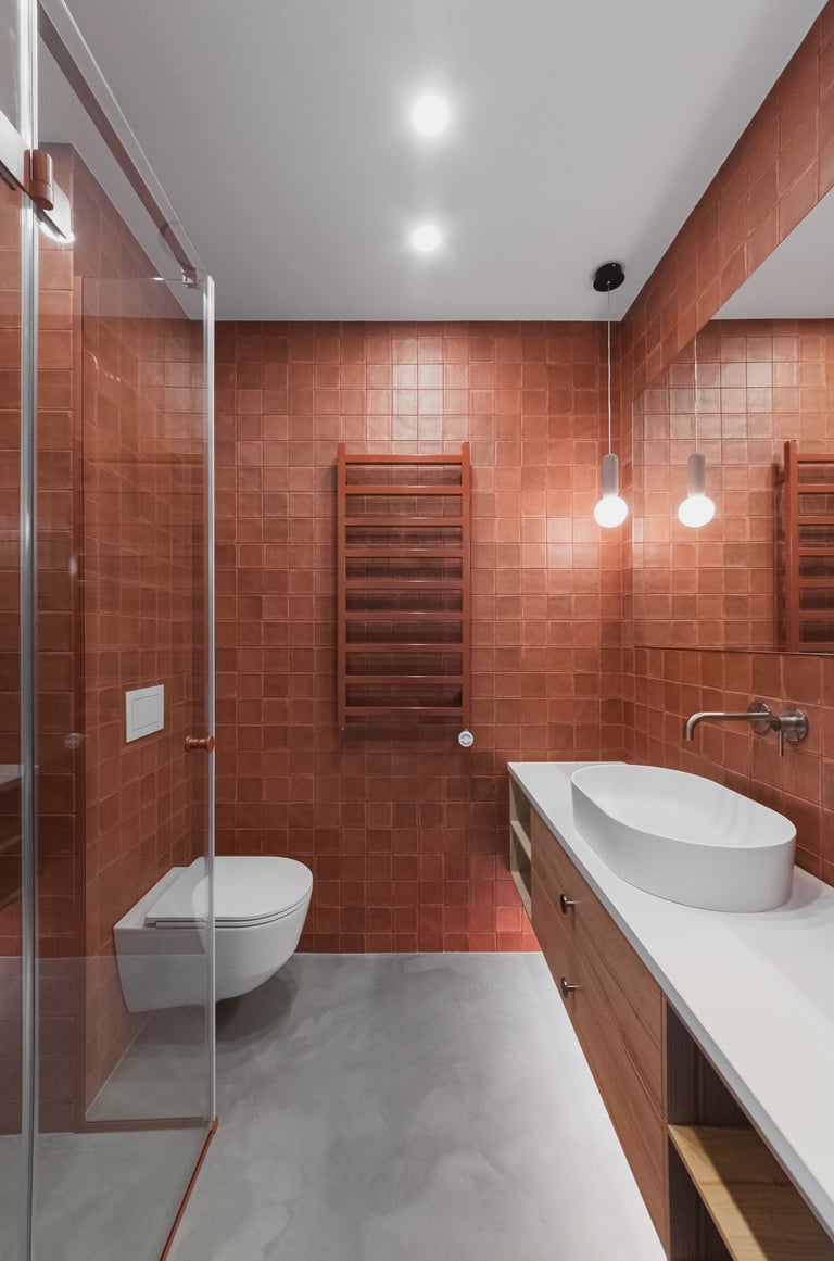 Keramikos studijos vonios kambario interjeras