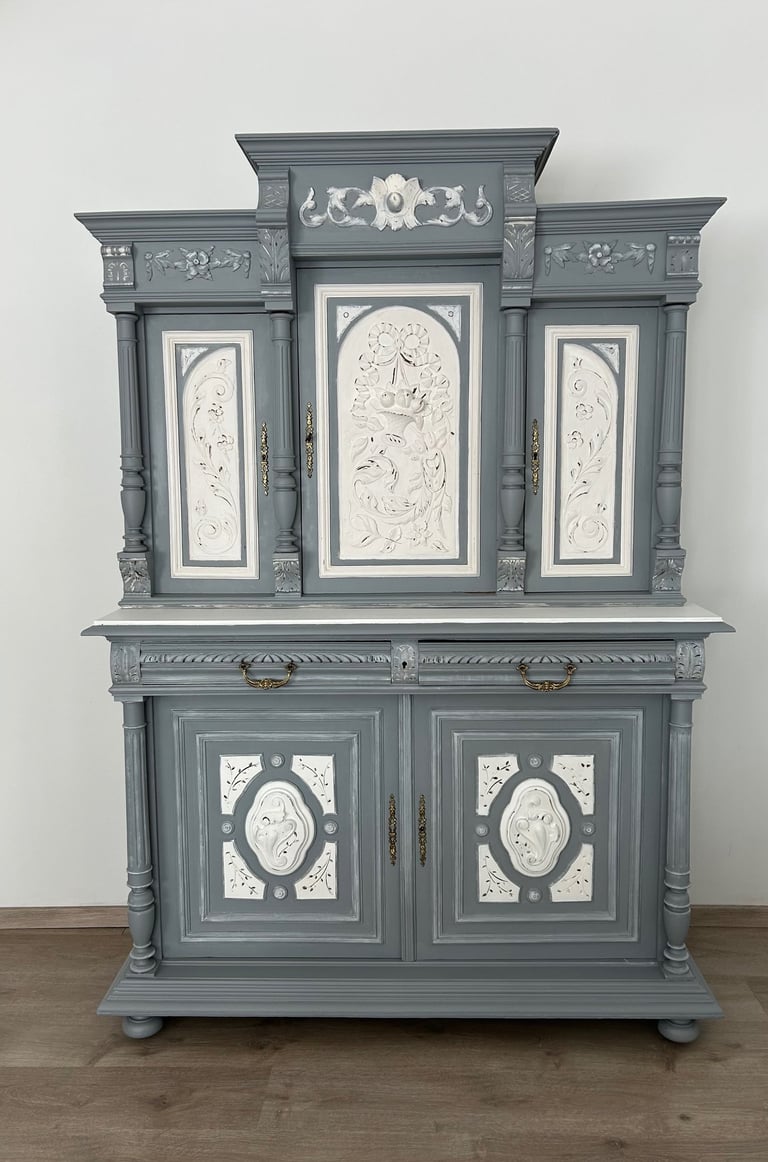 Meuble entièrememnt poncé et repeint avec mise en valeur des moulures