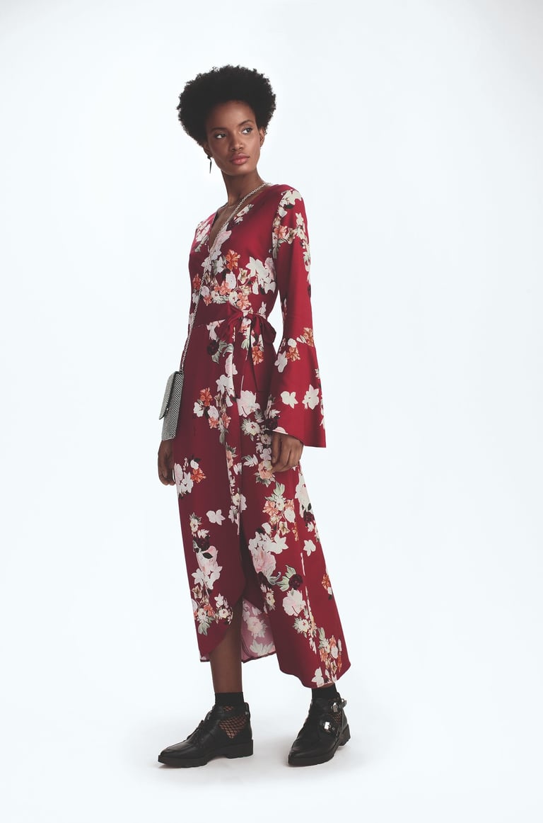 Vestido longo de estampa exclusiva em estilo oriental contemporâneo com peixes e flores