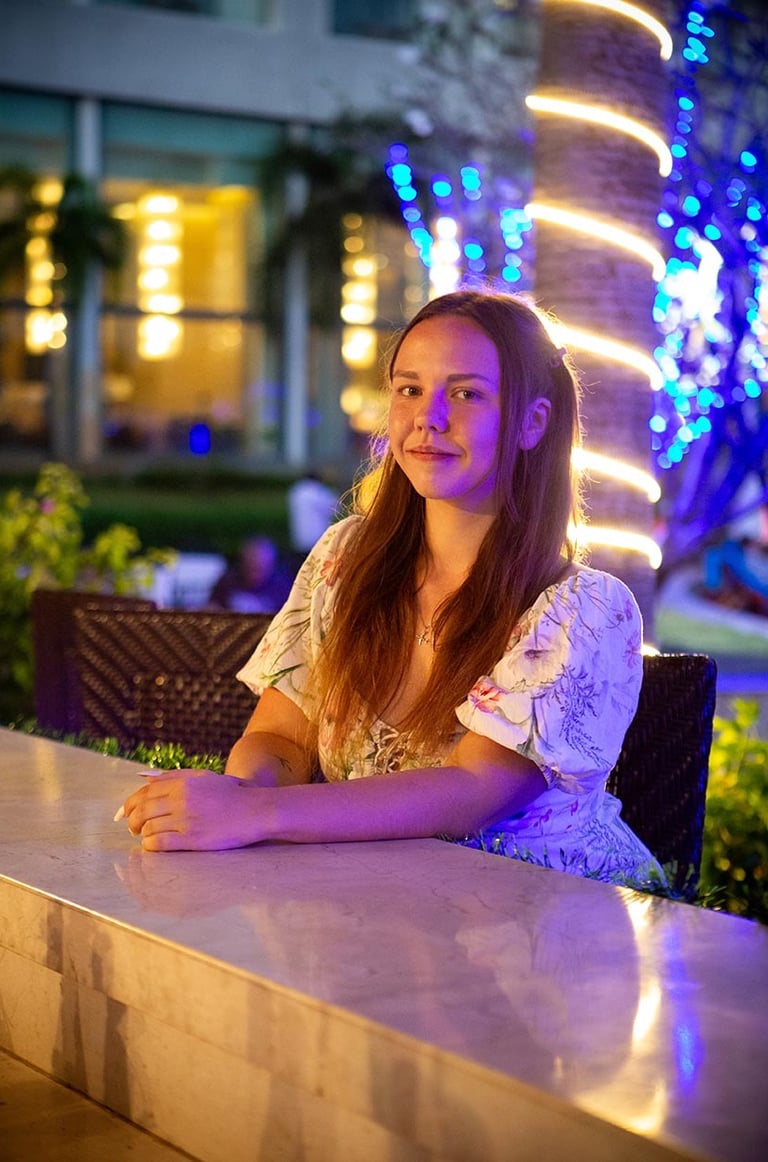 Девушка на баре Radisson Blu Resort Phu Quoc