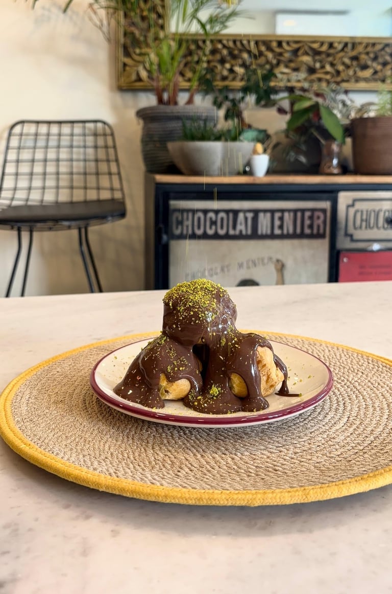 çikolata ve fıstıklı profiterol tabağı