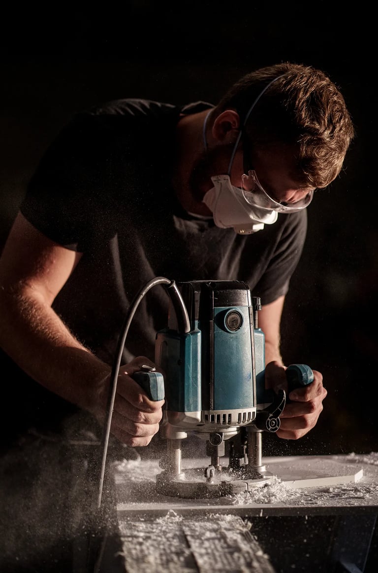 un menuisier en train de travailler le bois