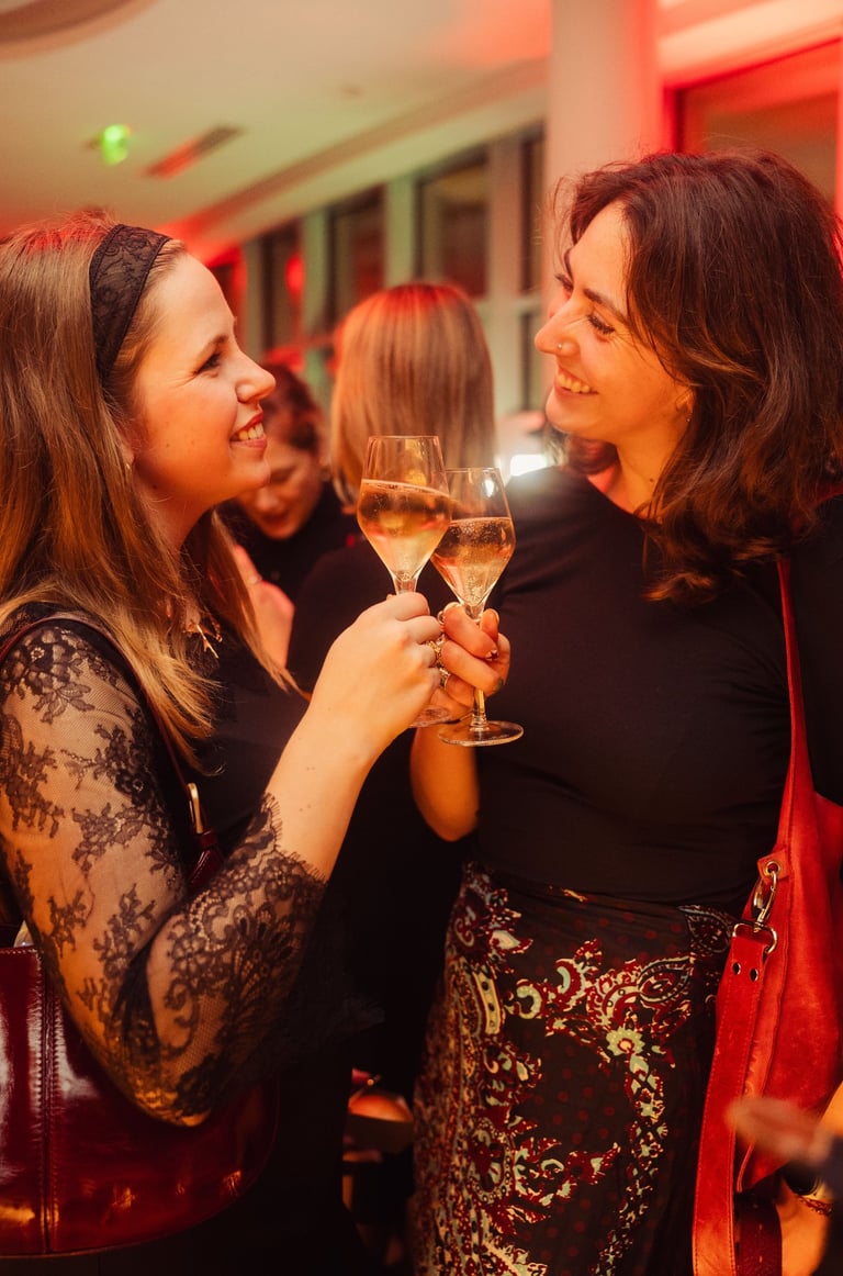 Personnes qui trinquent durant une soirée d'entreprise