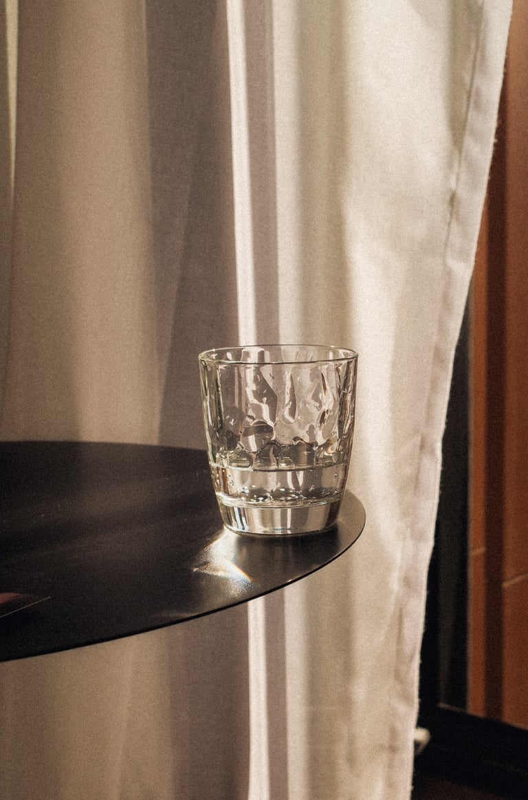 Hotelbett mit Kissen im natürlichen Licht – Interior Fotografie