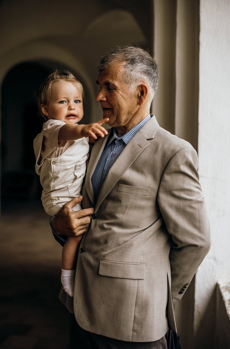 Krikštynų fotografija - senelis snt rankų laiko savo anūką