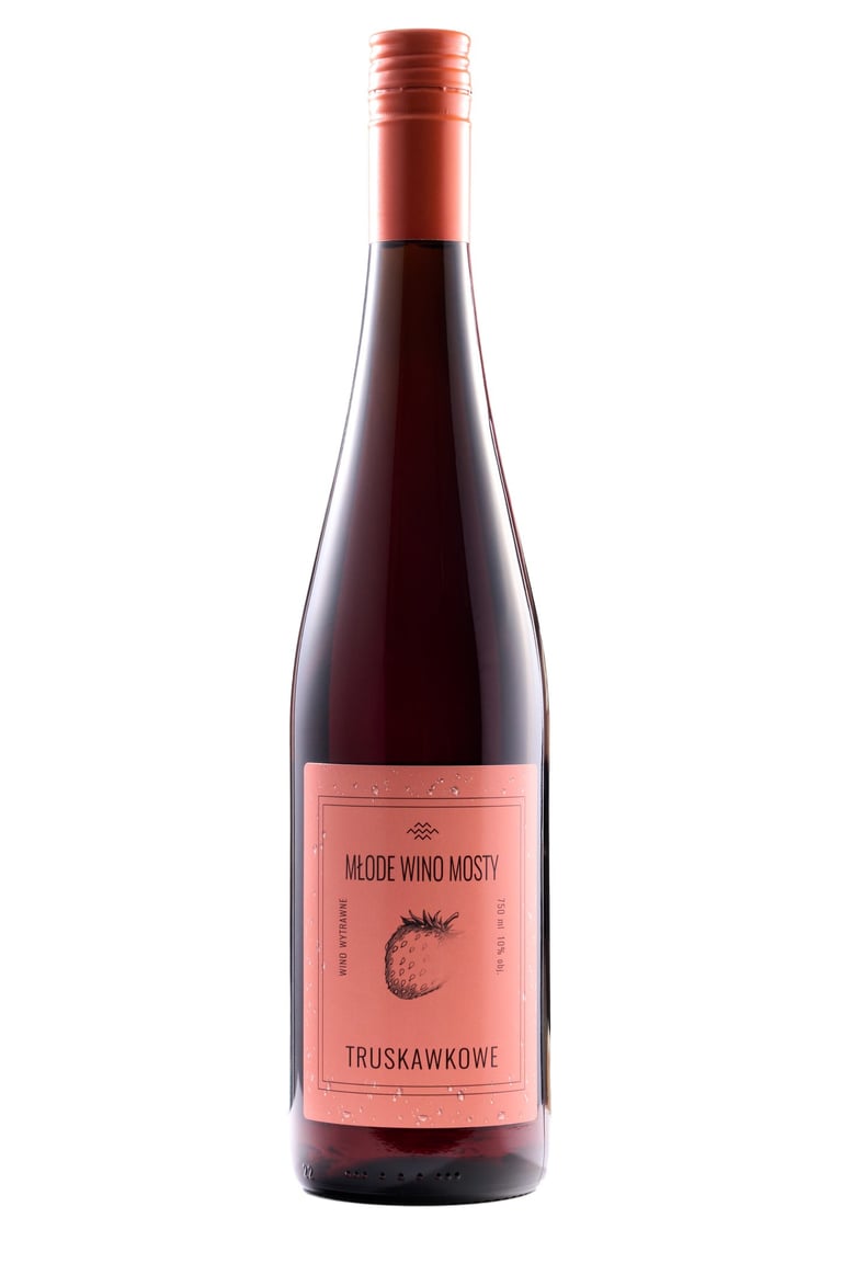 butelka wina truskawkowego; wino truskawkowe; polskie wino