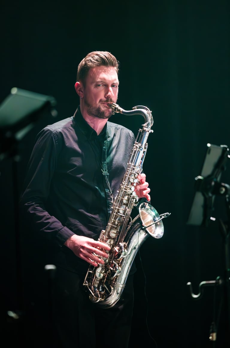 un homme en chemise noire jouant du saxophone