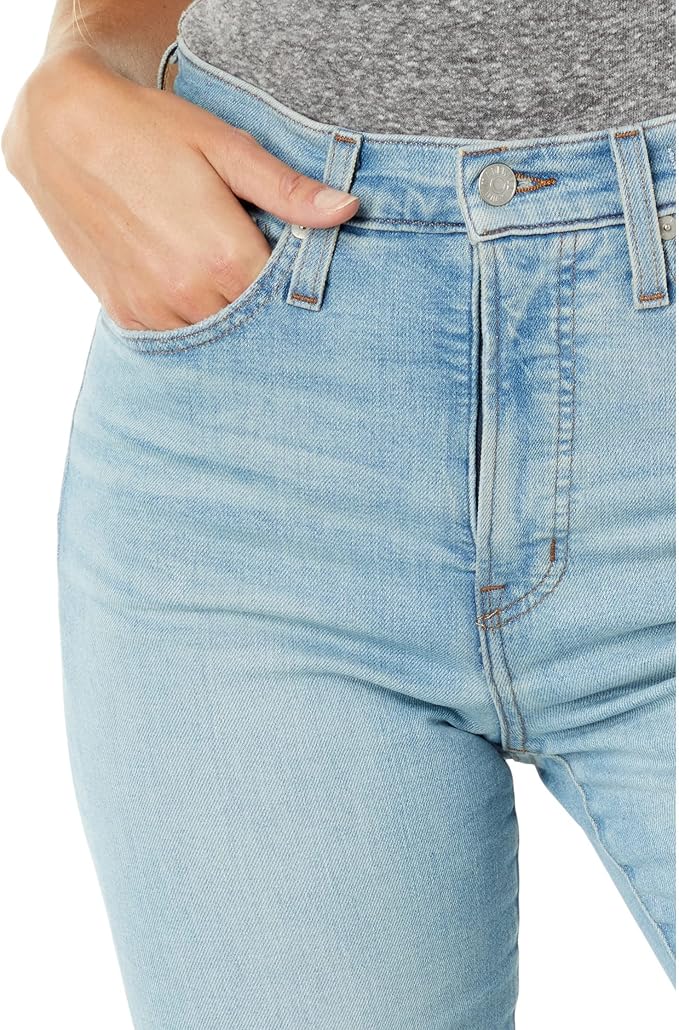 gros plan main dans la poche jean