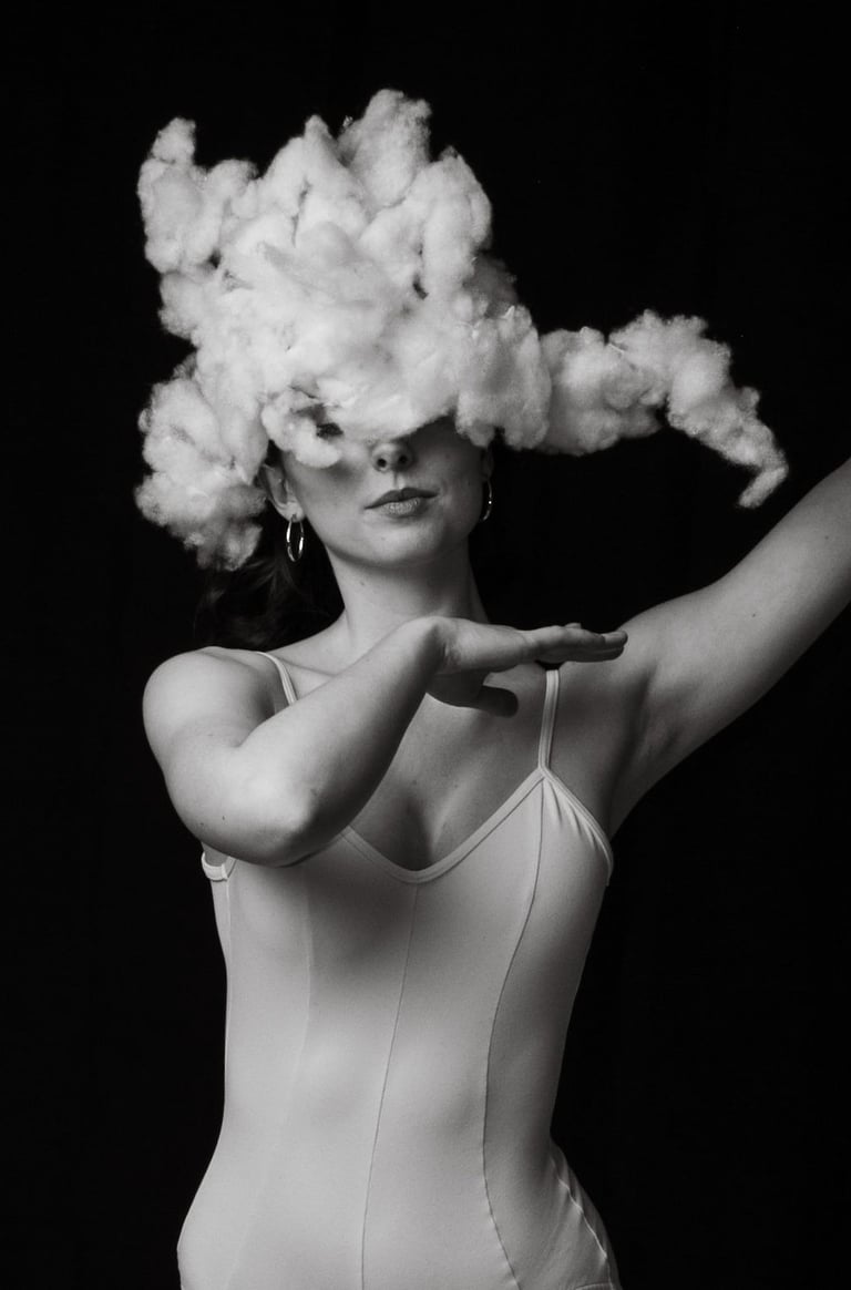 Retrato en blanco y negro de mujer con los ojos cubiertos por nubes blancas, fotografía  artistica 