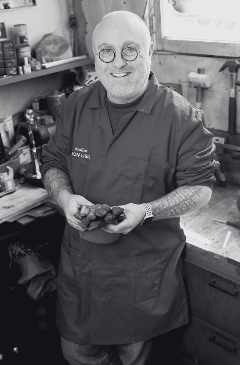 Yann Franconie, artisan fabricant de luminaires dans son atelier