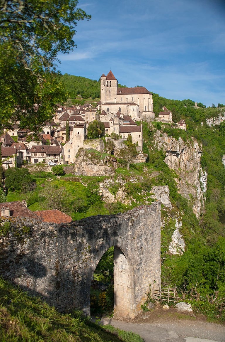 Le village et le rocher des Lapopies