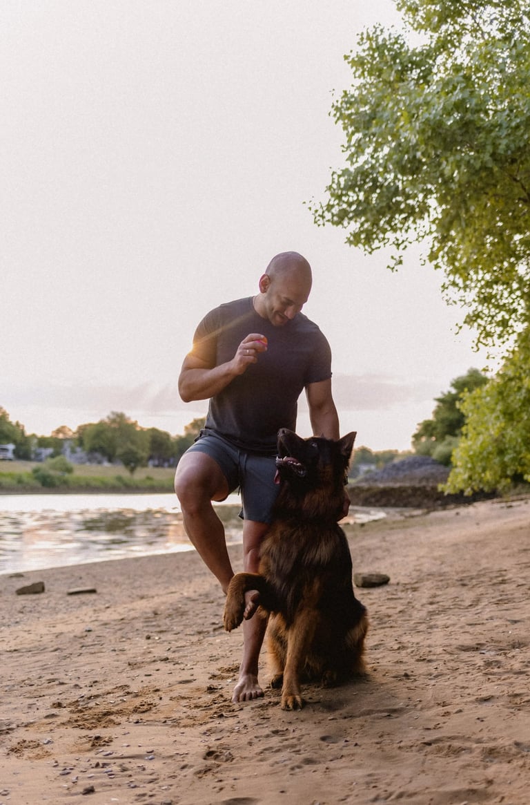 Khaled mit seinem Hund am Wasser