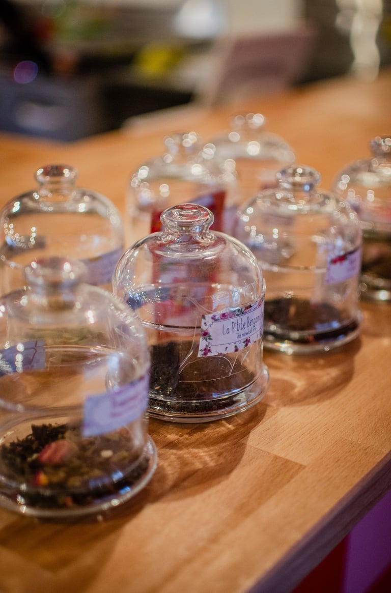 Thés du jardin de mademoiselle oolong, vert, blanc, noir, tisanes, cloches olfactives