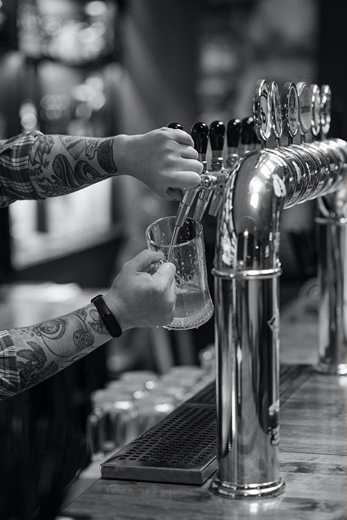 Pessoa servindo chope gelado