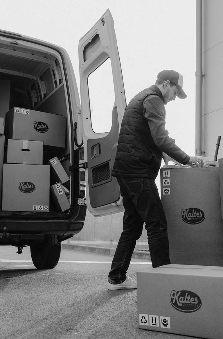 Homem entregando produtos Kaltes chopeiras