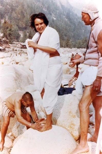 Shri Babaji e Shri Muniraji fanno il bagno al fiume Gotam Ganga