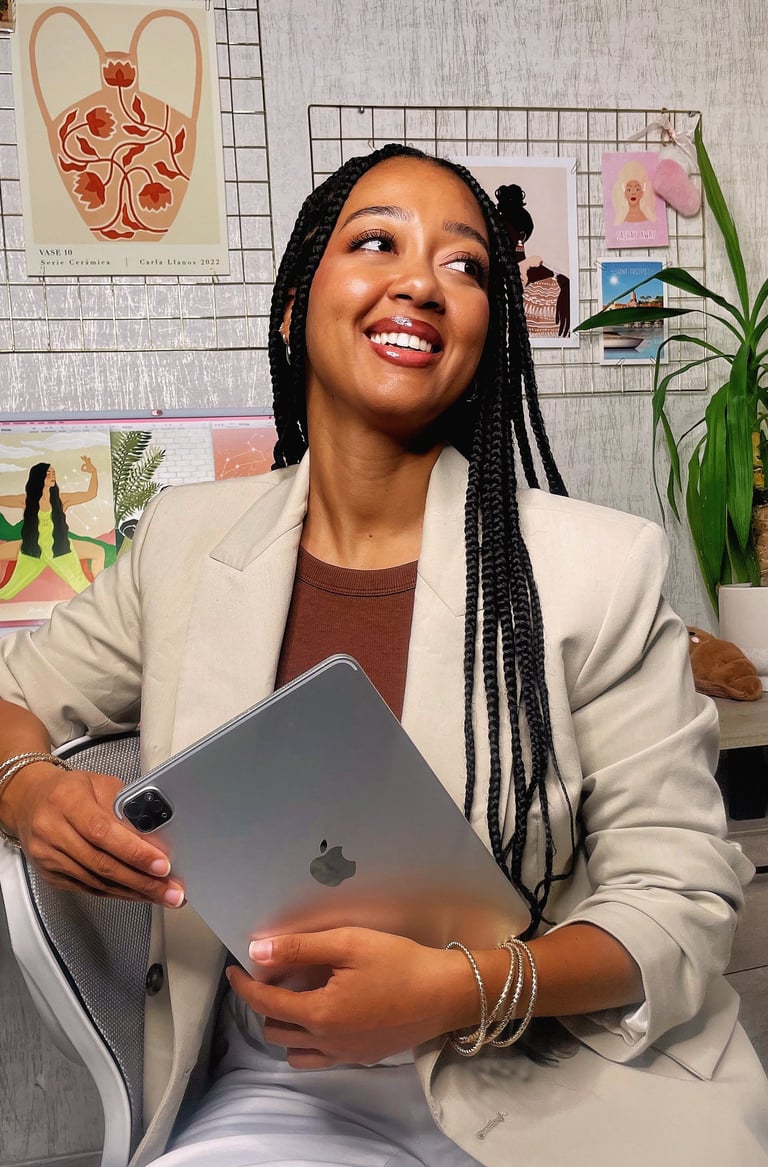 Mélissa souriante. Graphiste et illustratrice freelance à Marseille, créant des visuels élégants.