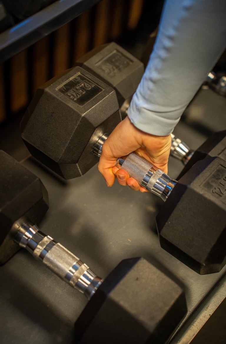 Zoom sur une haltère en sortie de rack chez E.FITNESS