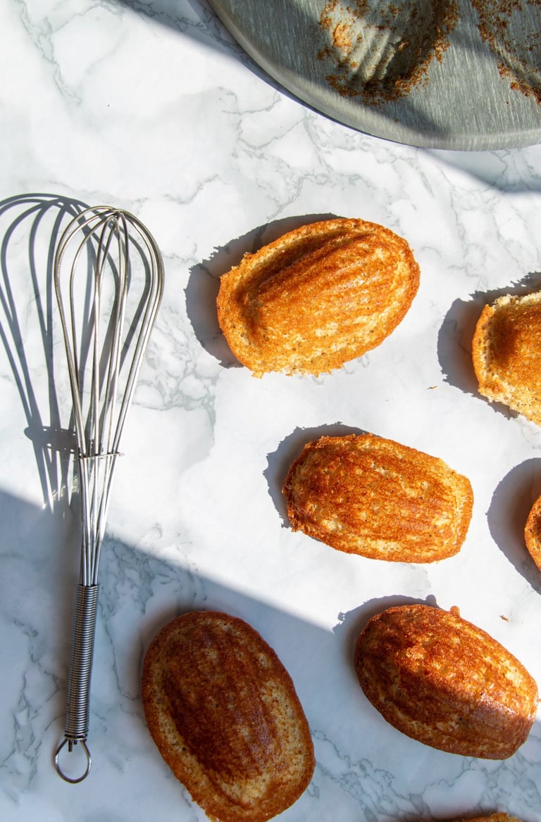 madeleines avec le moule et un fouet