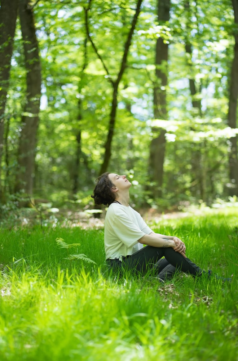 femme regard en haut ferme yeux nature verte