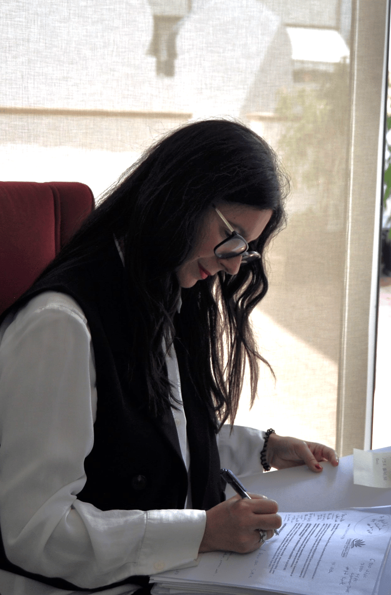 Margarita Ramos Topham estudiando un caso