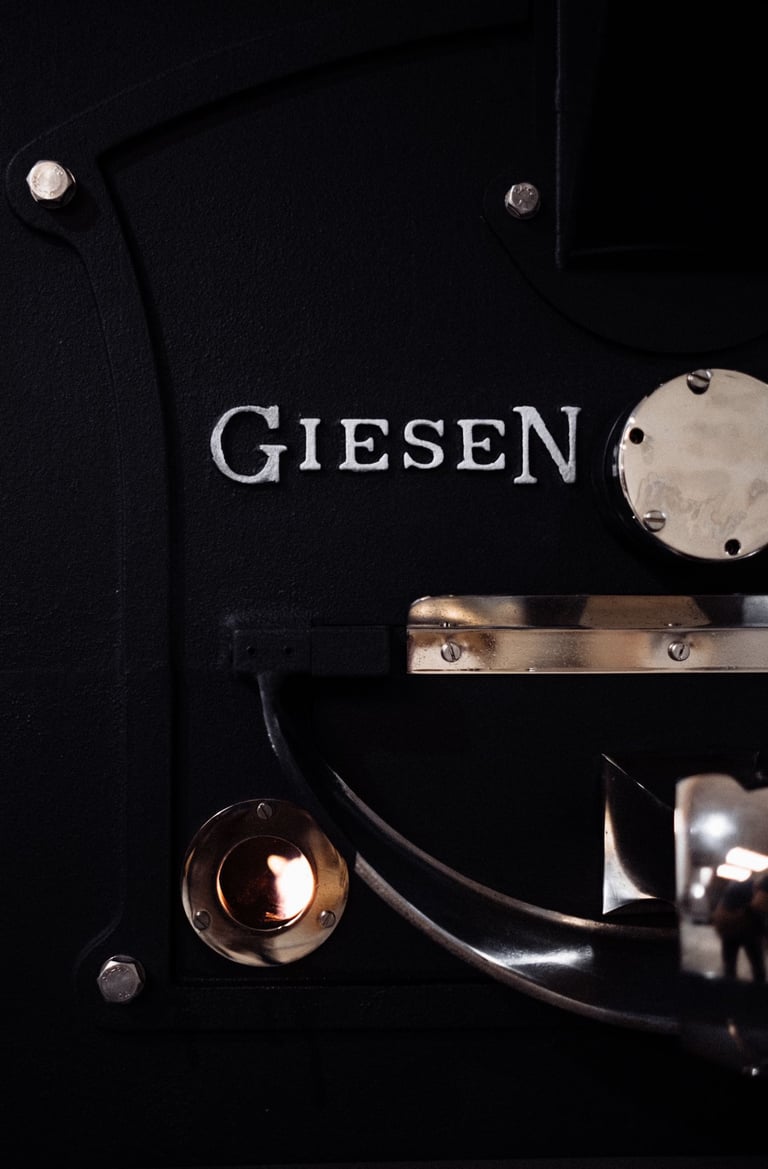 Foto de detalle de la tostadora de café Giesen de SDCC Roasters en Alcalá de Henares. Madrid