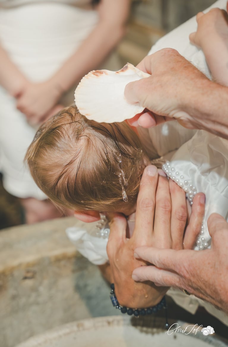 Photo de baptême dans l'église, pendant la bénédiction de l'enfant